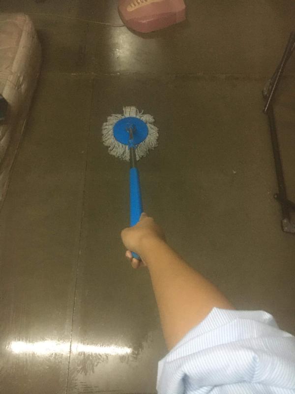 ถูพื้นทำความสะอาดในห้อง