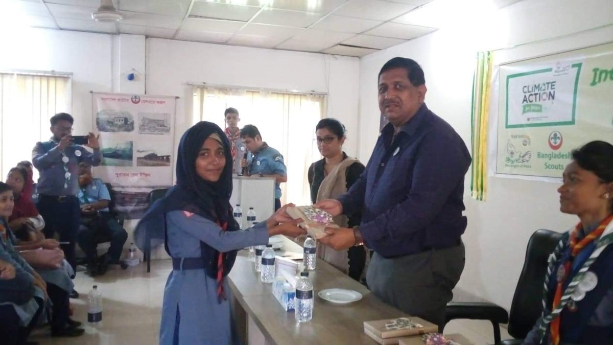 MOP উপস্থিত বক্তৃতাতে পুরস্কার গ্রহণ 2018।