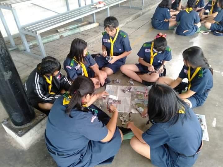 ประดิษฐ์พวงมาลัยจากสิ่งประดิษฐ์เหลือใช้