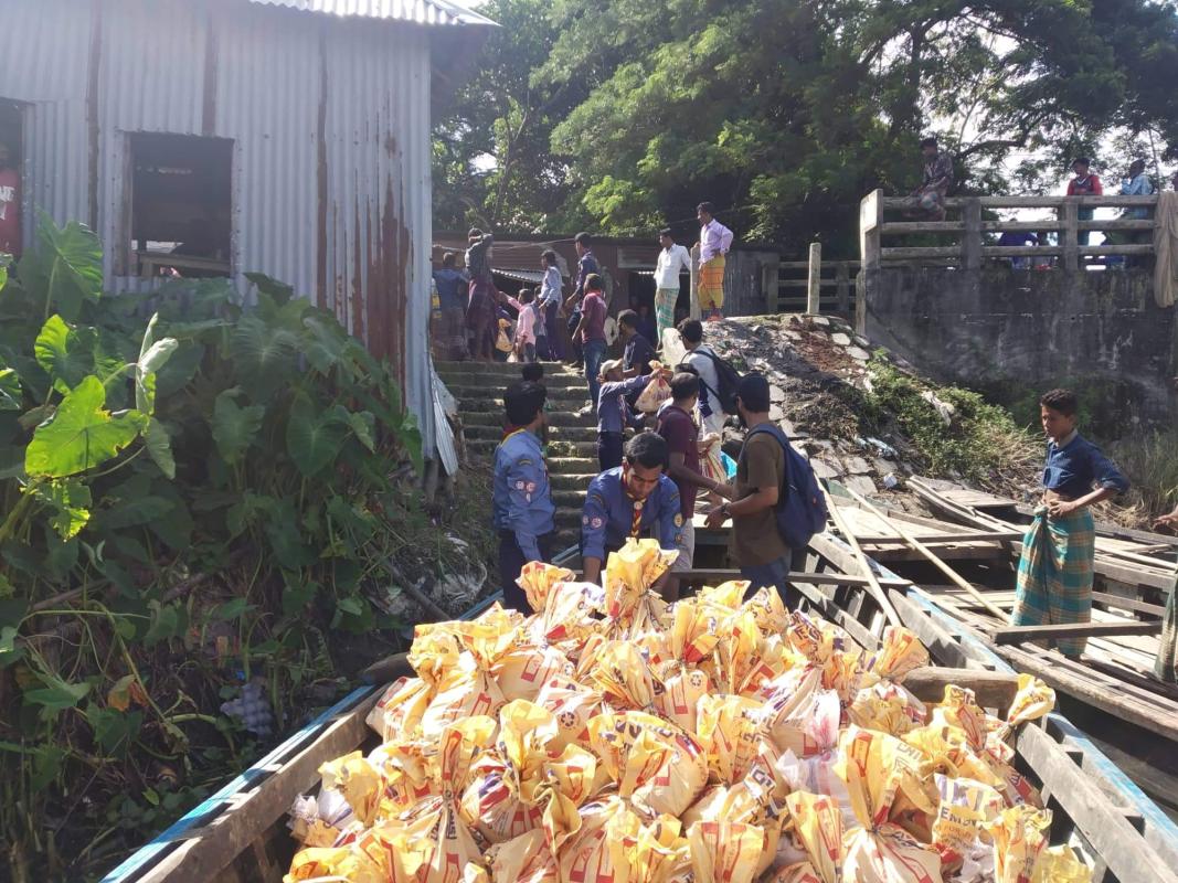 অসহায় বন্যার্তদের মাঝে ত্রাণ বিতরণ