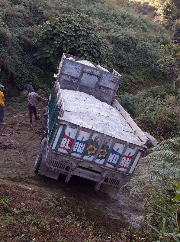 Help truck driver to clear the mud  and stones.