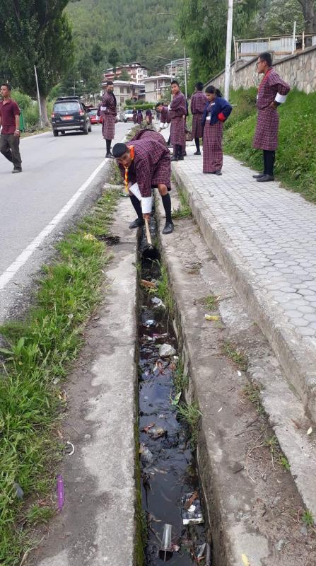 Cleaning the area to observe the Environment Day