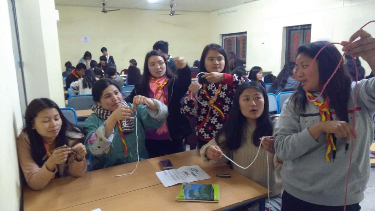 Introducing different types of scout knots