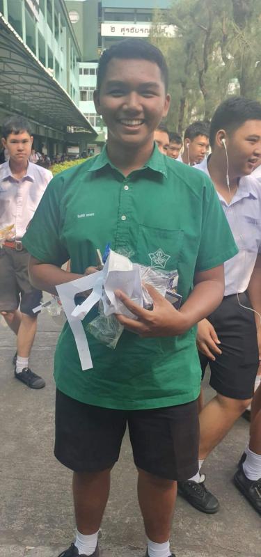 เก็บขยะในโรงเรียน