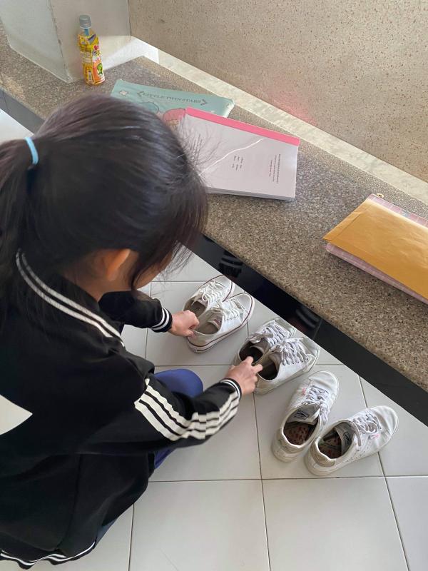 จัดรองเท้าให้เป็นระเบียบ