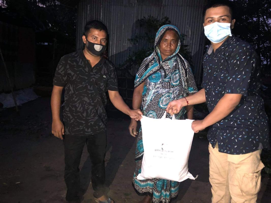 ঘূর্ণিঝড় টর্নেডো আক্রান্ত এলাকায় ত্রাণ বিতরন