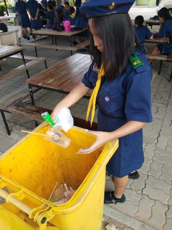 เก็บขยะบนโต๊ะสาธารณะ