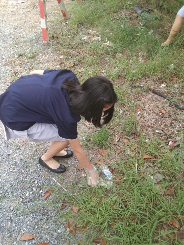จิตอาสาเก็บขยะข้างถนน