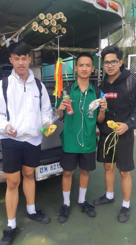 เก็บขยะในโรงเรียน