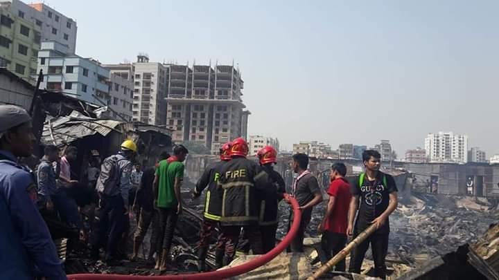 অগ্নিকাণ্ডে স্কাউট সেবার নিয়োজিত।