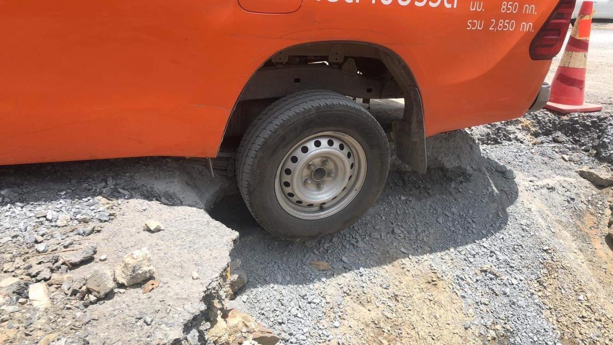 ช่วยรถส่งของตกถนน