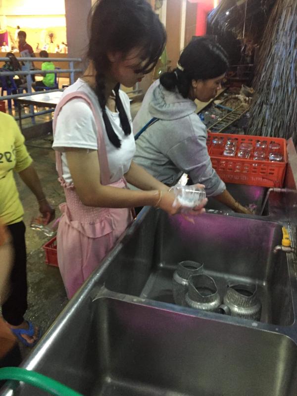  ช่วยน้าล้างแก้วในงานบวชลูกชาย