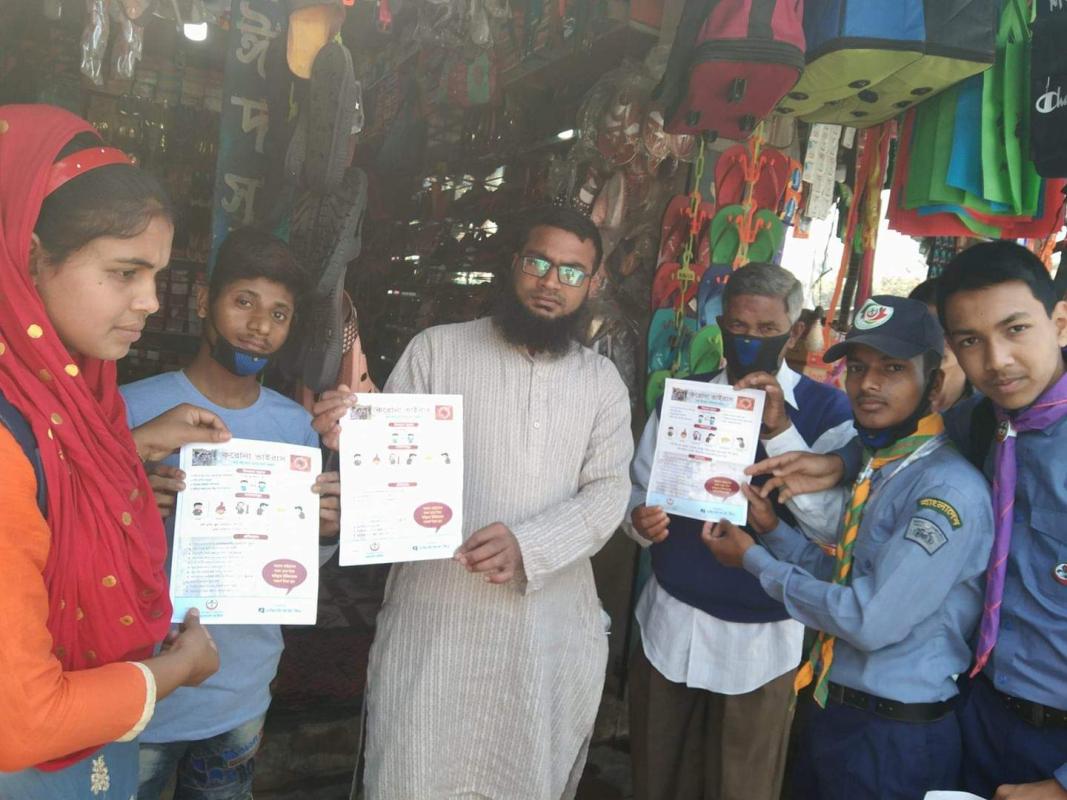 পীরগঞ্জে করোনায় লিফলেট বিতরণ। 