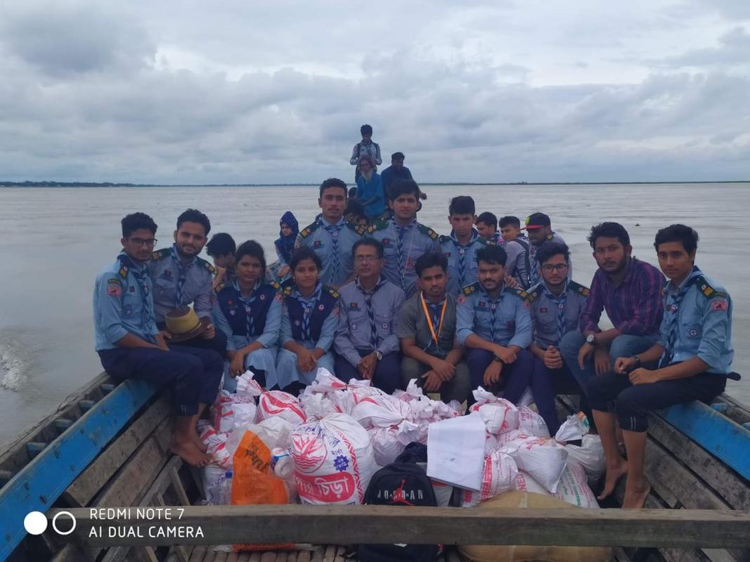 বন্যার্তদের মাঝে ত্রান বিতরন।