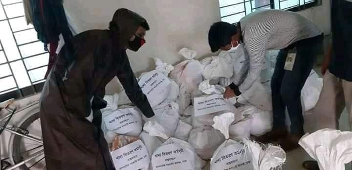 ত্রাণ বিতরণ