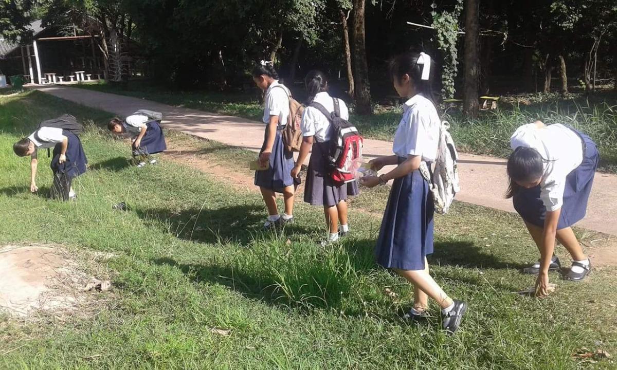 เก็บขยะบริเวณโรงเรียนเจียงทองพิทยาคม