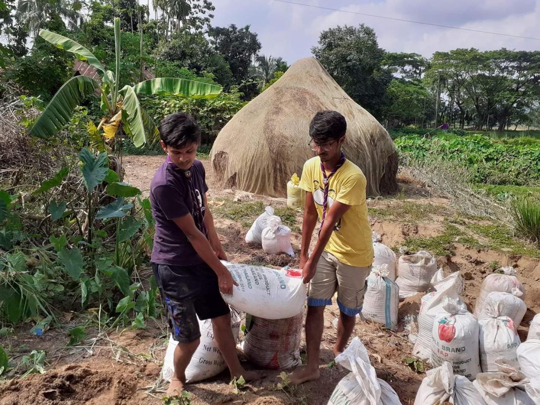 বাধ নির্মাণ কাজে অংশগ্রহণ 