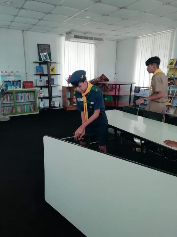 หมู่ลูกเสือปลาหมึกยกหนังสือยกโต๊ะและยกเก้าอี้