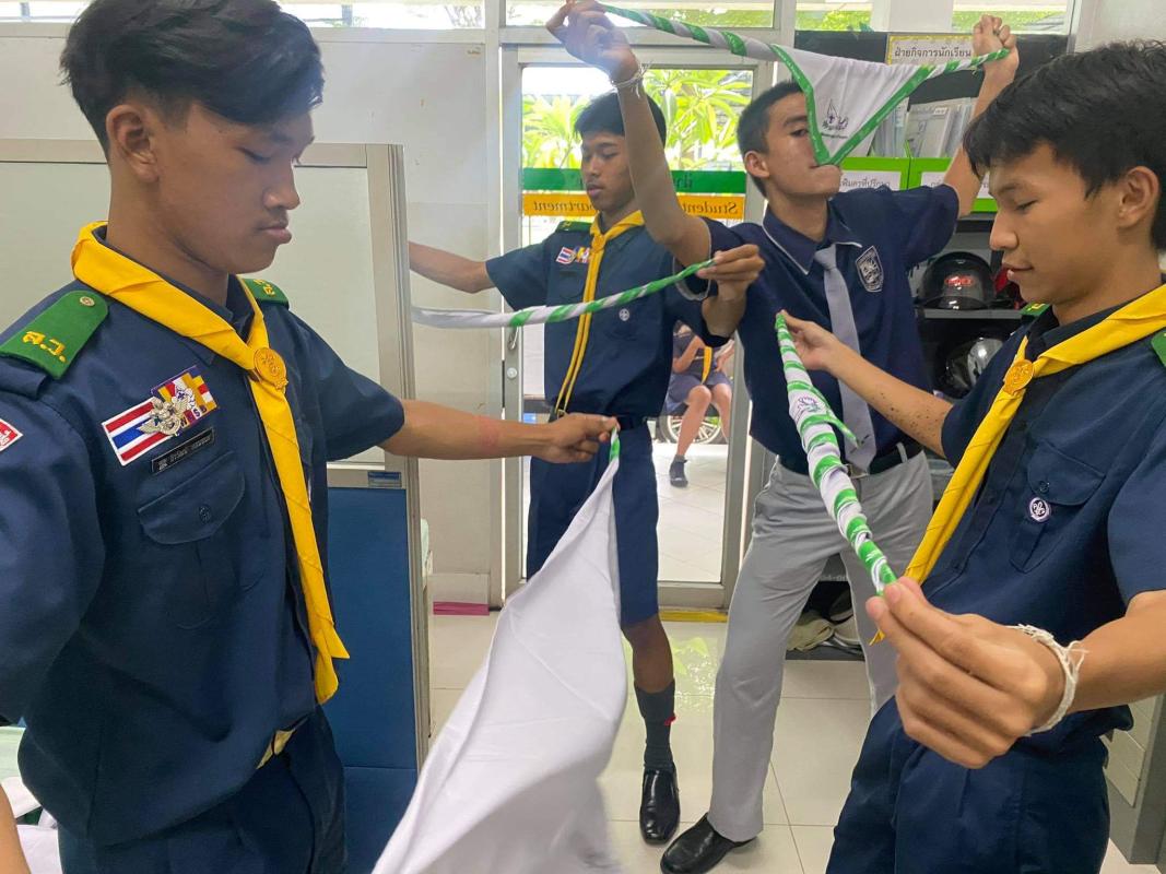 จิตอาสาผูกผ้าพันคอให้ลูกเสือรุ่นน้อง
