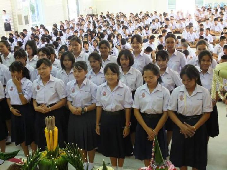การขับร้องเพลงแด่ครู