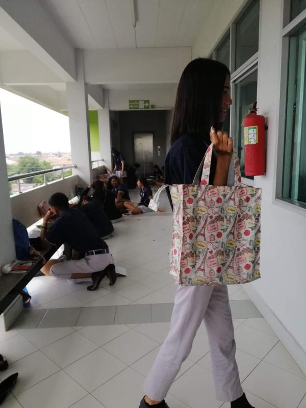 ถือของให้อาจาร