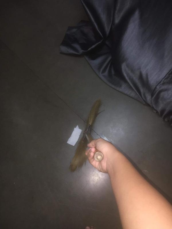 กวาดขยะในห้องนอน