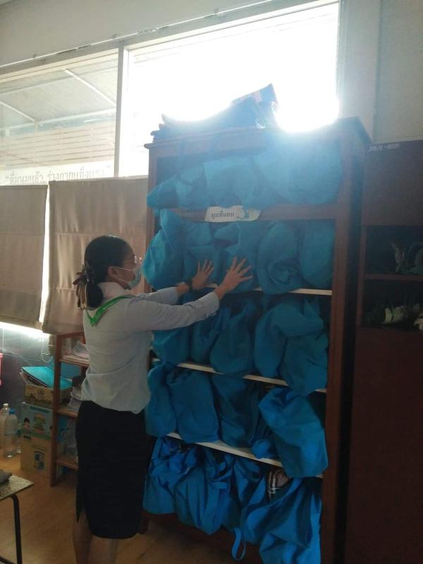 จิตอาสาจัดเก็บที่นอนให้นักเรียน
