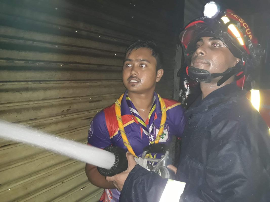 ২২/০৯/২০ ইং আনুমানিক রাত ১১.৪৫ মিনিটে চকবাজার বড় কাটারা জরির দোকানে অগ্নিকান্ডর ঘটনা ঘটে