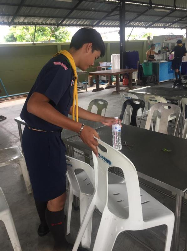 เก็บโต๊ะเก็บขยะโรงอาหารบลิเวณลอบโรงเรียน