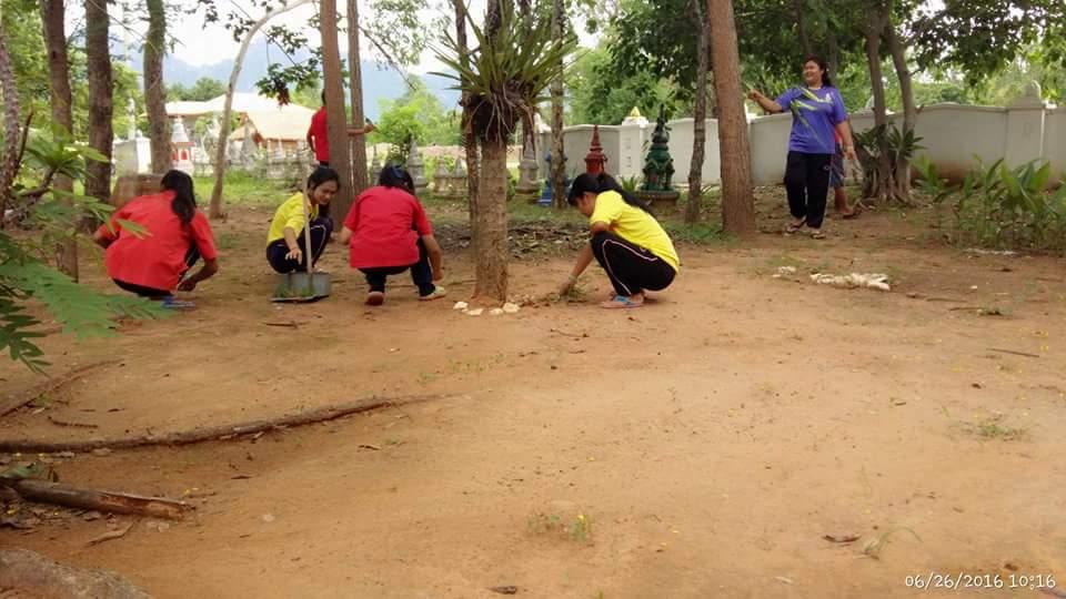 เก็บขยะทำความสะอาดวัด