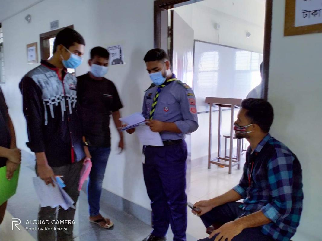 ভর্তি কার্যক্রমে সহযোগীতা করছে ডিএমআরসি রোভার স্কাউট সদস্যগন