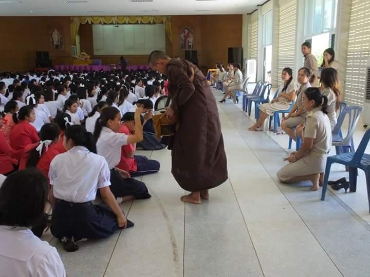 ร่วมบริจาคเงินเพื่อซื้อหมวกกันน็อคให้แก่ชาวบ้าน