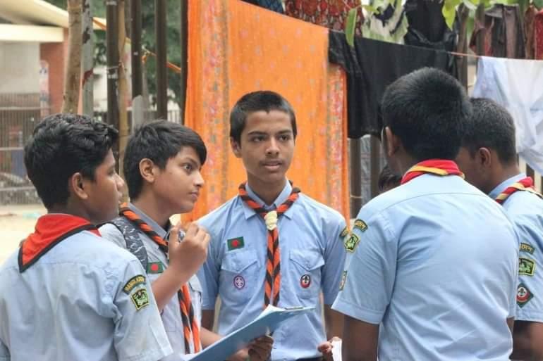 ডেঙ্গু নিরাময়ে জনসচেতনতা মূলক লিফলেট বিতরণ।