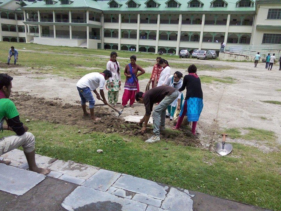 VOLLY BALL GROUND KA NIRMAAN KAARY.....