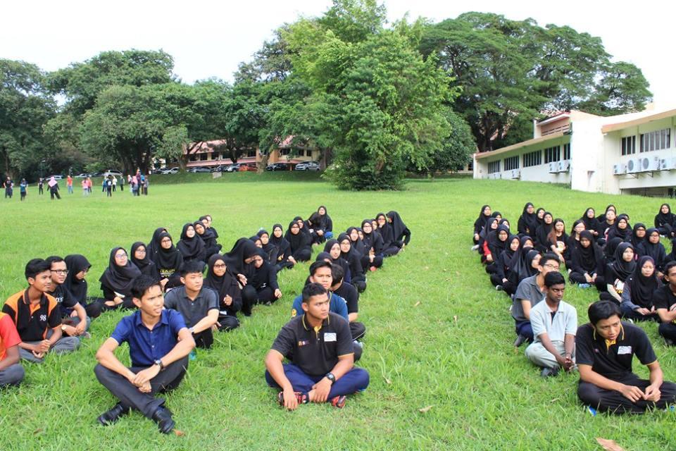 Ladam Kuda, Istiadat Menaikkan dan Menurunkan Bendera