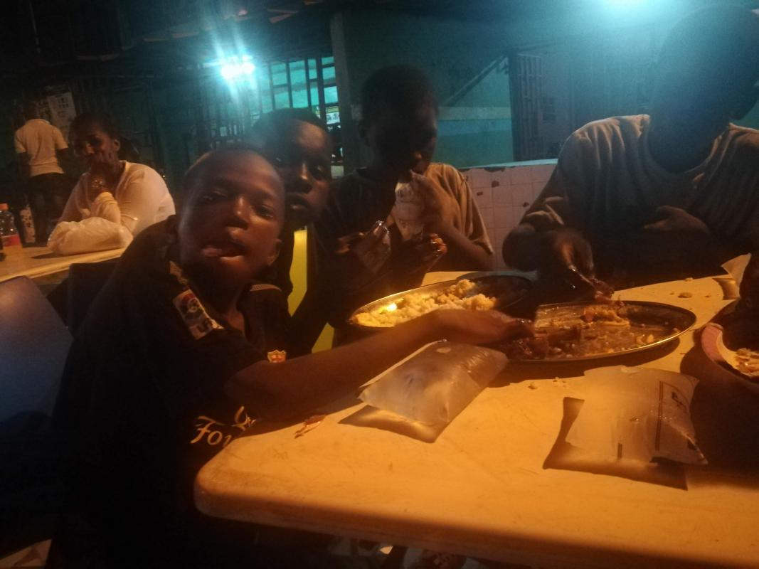 Les "Gantère Kids", les enfants de la rue laveurs de pare-brise (Le travail des enfants de la rue en Côte d'Ivoire)