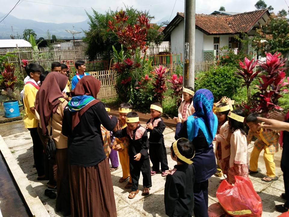 Mendongeng dan Melakukan Aksi Plastic Hunter