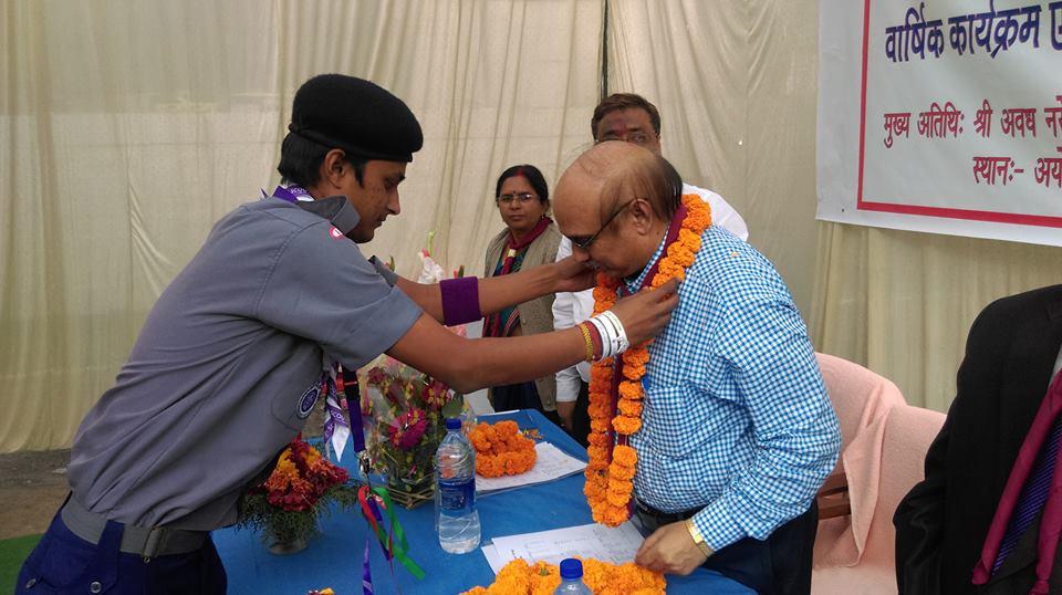 प्रादेशिक मुख्याउक्त एवं शिक्षा निदेशक "श्री अवध नरेश शर्मा", जी का स्वागत करते हुए।