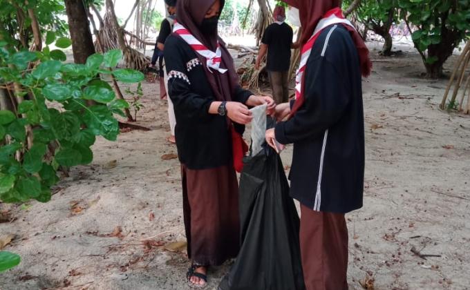 To Maintain Marine Ecosystem Sustainability, the Community Association of Sekawan  Persada Nusantara (SAKO SPN) Depok City held Clean Action in Pari Island, Indonesia