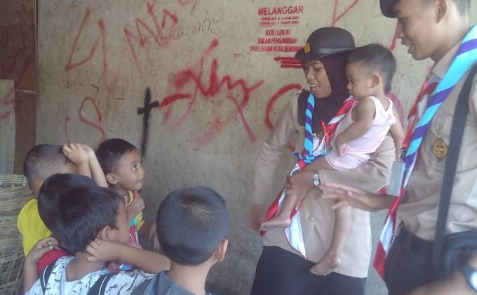 Bermain bersama anak jalanan