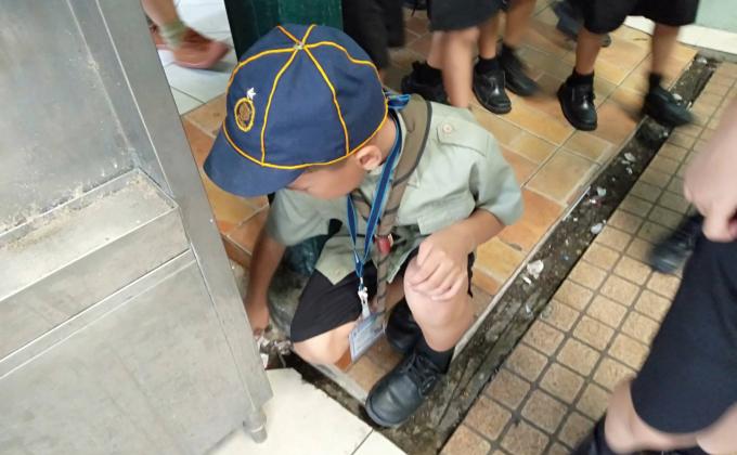 ลูกเสือ-เนตรนารีจิตอาสาเก็บขยะโรงอาหาร