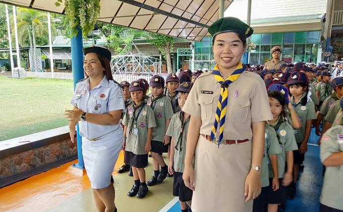 เดินสวนสนาม