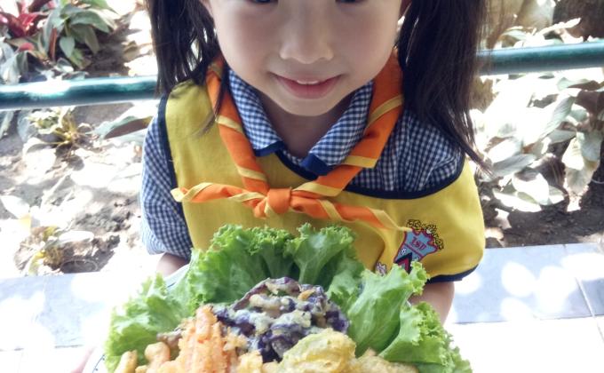 ลูกเสือน้อยฝึกทำอาหาร