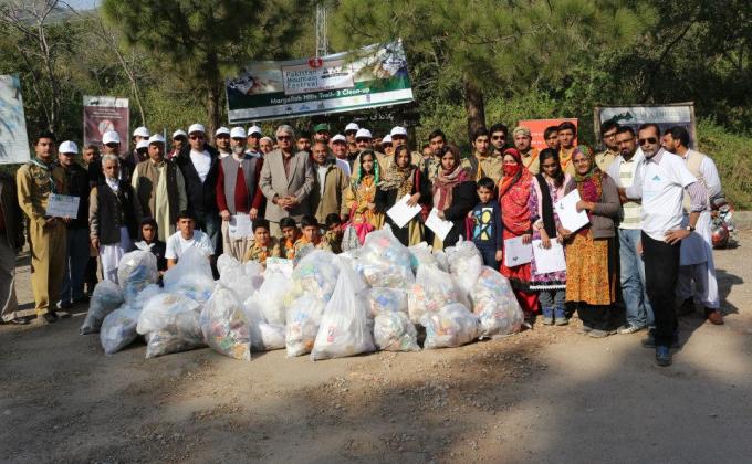 hiking and mission cleaning pakistan mountains 