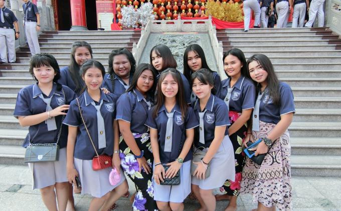 ร่วมกันทำความสะอาดลานวัด
