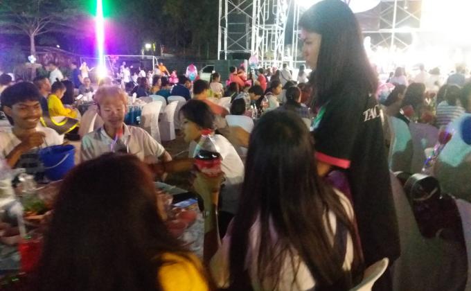เป็นจิตอาสาช่วยเสิร์ฟนำ้เเข็งในงาน65ปีจันทศิริ