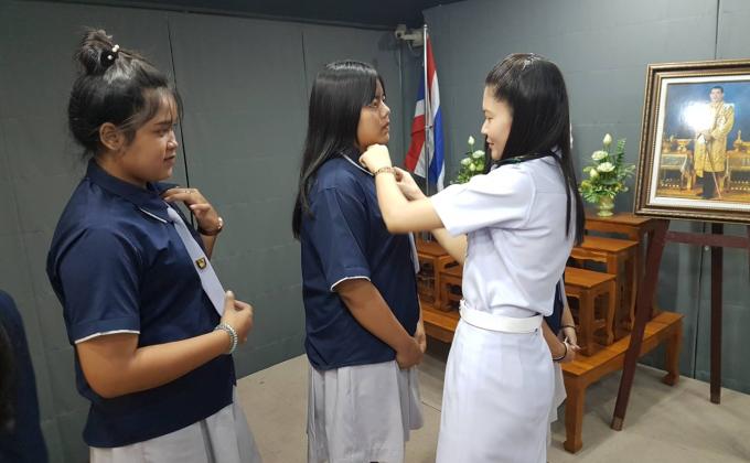 ช่วยแต่งกายนักเรียนเพื่อทำบัตร