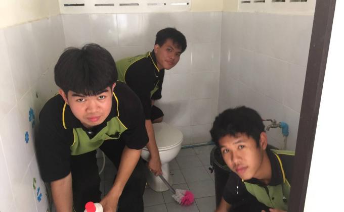 ช่วยทำความสะอาดห้องน้ำวัด