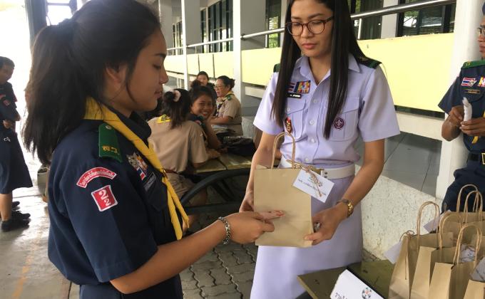 ขายไข่เค็มเพื่อช่วยผู้ประสบภัยน้ำท่วม