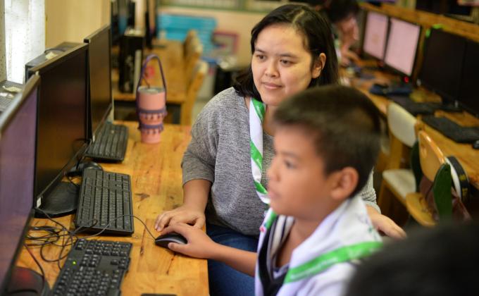 ช่วยทำนักสอนนักเรียนทำกิจกรรมJota Joti